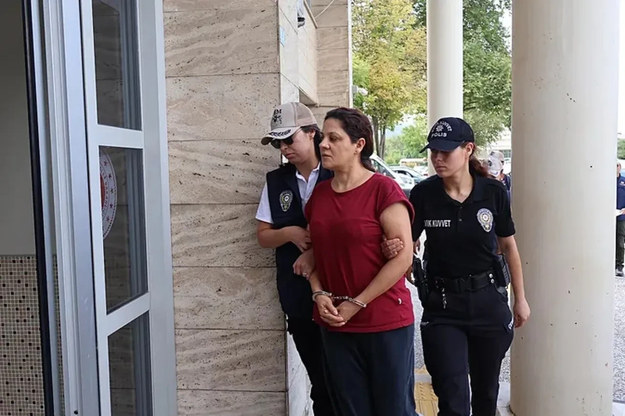 FETÖ’cü Burkay Karatepe’nin akıl hocası ablası Ayşe Alanur Karatepe çıktı: “Sadece a planıyla yola çıkmışsınız… Deprem tam zamanıydı değerlendiremedik”