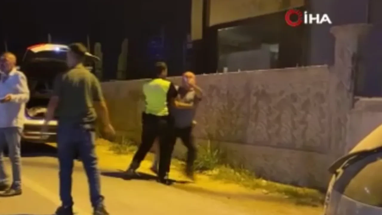 Gazeteciye yerde bulduğu mermeri fırlattı! Alkollü sürücü dehşet saçtı