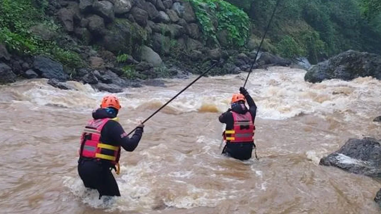 Giresun'da anne ve kızlarının yittiği selin başlangıç anı kamerada