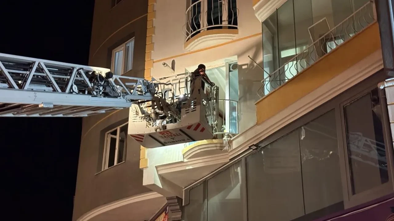 Komşular kötü kokudan şüphelenip polisi aradı: Ekipler acı manzarayla karşılaştı
