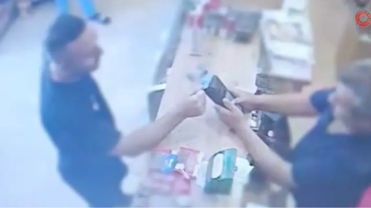 Kredi kartını kaybetti, bildirimleri görünce şoke oldu