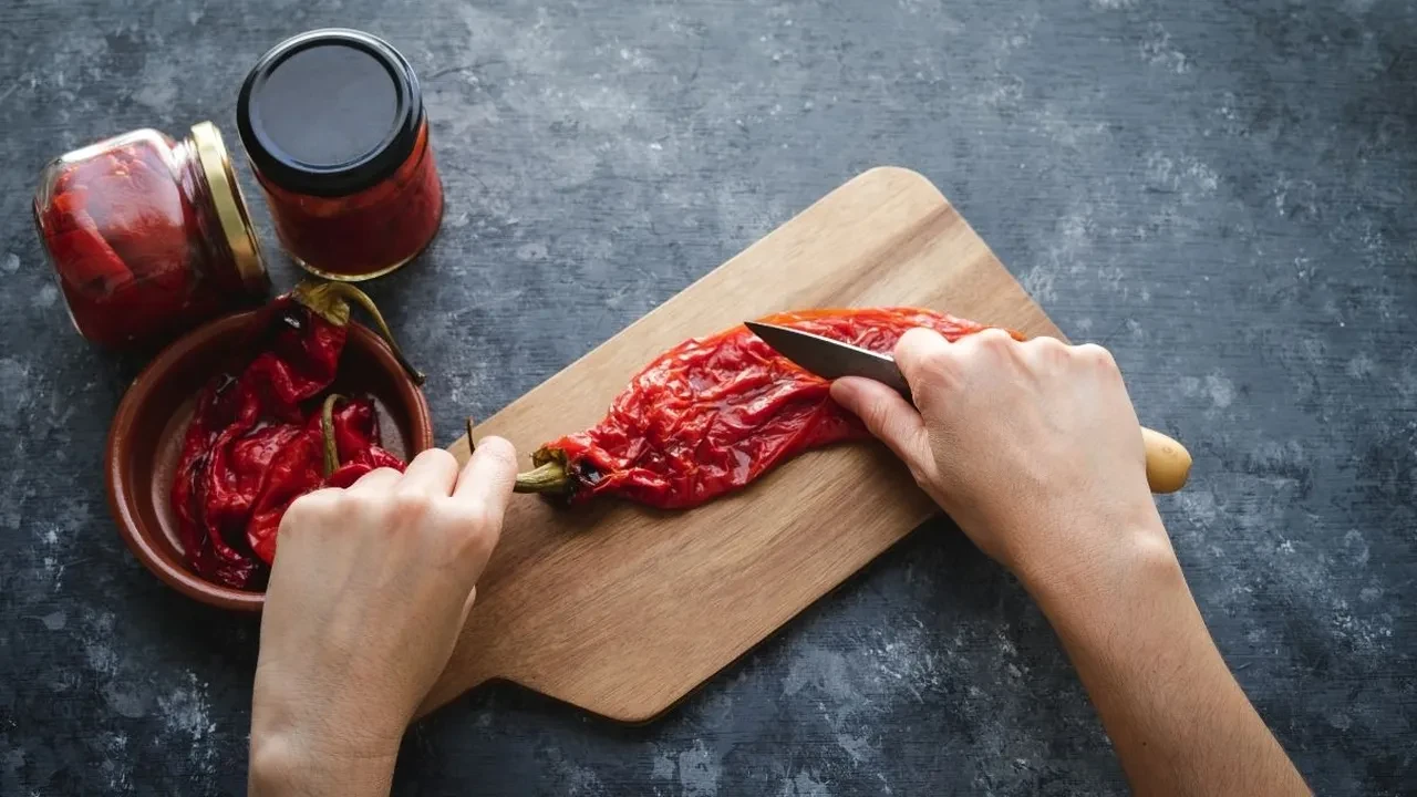 Mardinli komşudan öğrendim! Kışlık köz biber ve köz patlıcanı evde zahmetsiz yaptım
