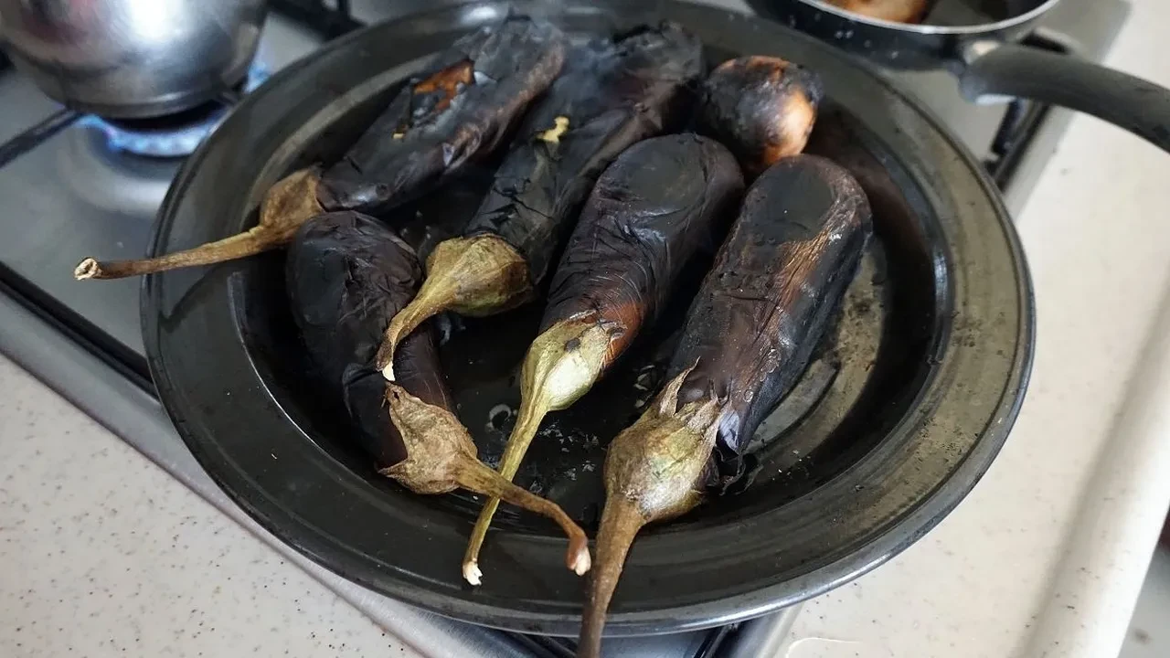 Mardinli komşudan öğrendim! Kışlık köz biber ve köz patlıcanı evde zahmetsiz yaptım