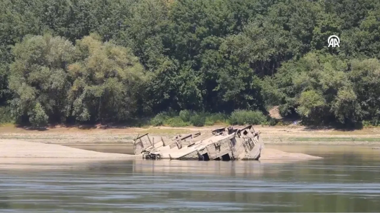 Sırbistan'da Tuna Nehri'nin su seviyesi düşünce savaş gemisi enkazları ortaya çıktı