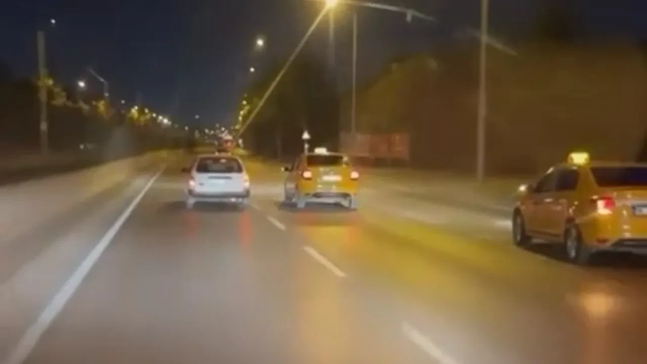 Taksiciler bir sürücüyü ablukaya aldı! Dehşet anları kamerada 