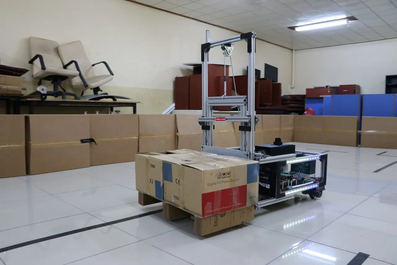 Üniversiteli gençlerden yapay zeka destekli forklift! Fabrikalarda çalışacak
