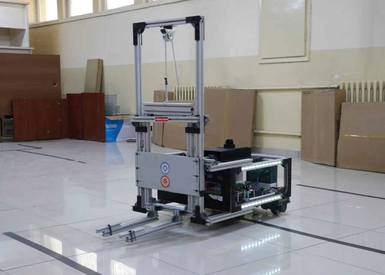 Üniversiteli gençlerden yapay zeka destekli forklift! Fabrikalarda çalışacak