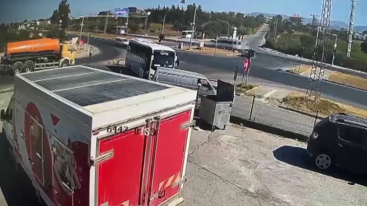 Antalya’da tur midibüsü tehlike saçtı! Kaza güvenlik kamerasına takıldı