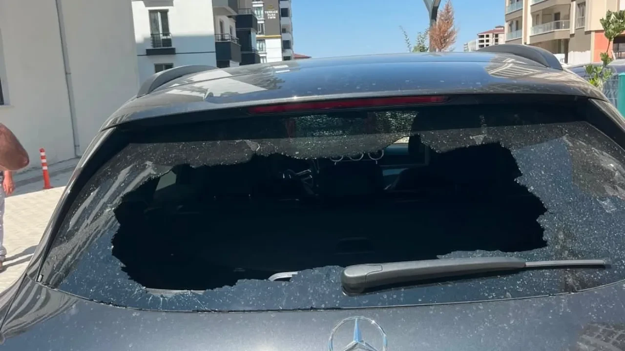 Aracın camını kırıp gittiler! O anlar kamerada