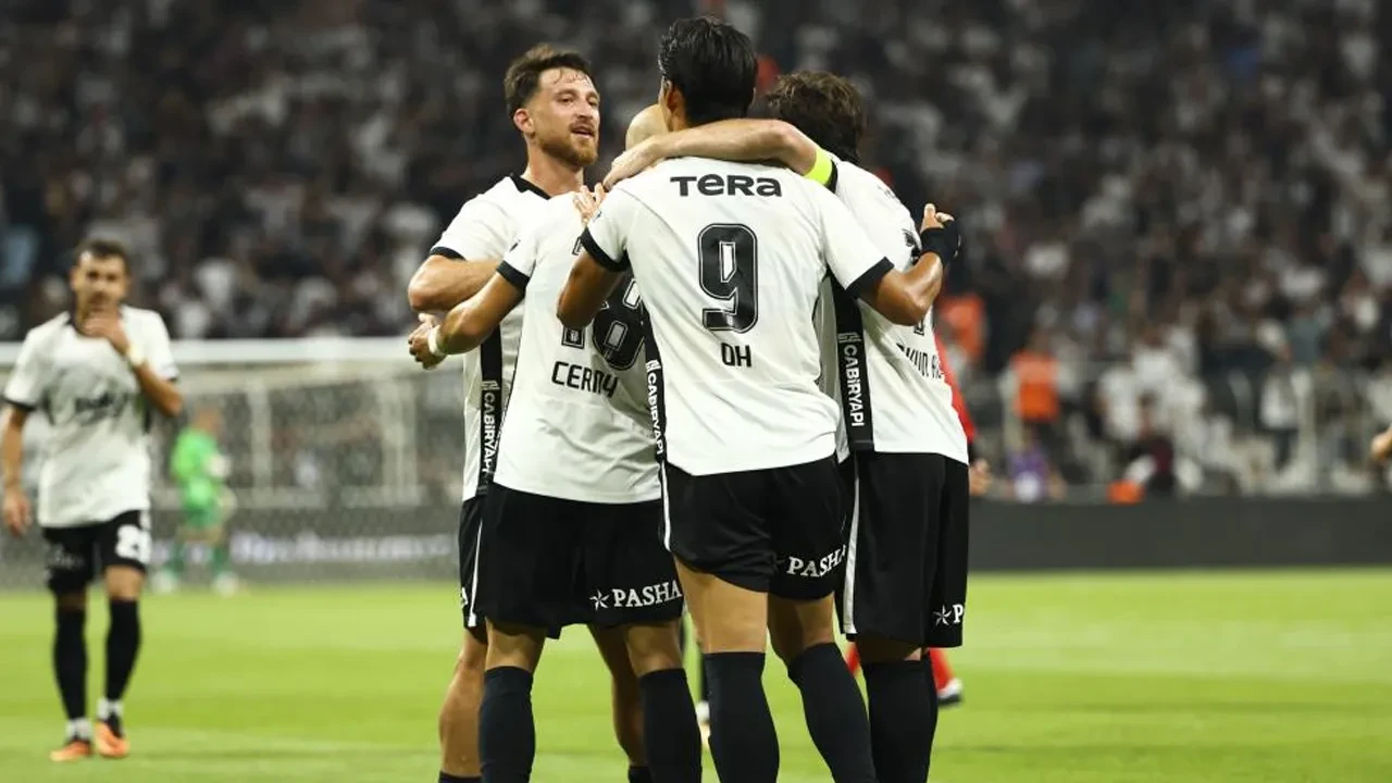 Beşiktaş UEFA Avrupa Ligi 3. eleme turu rövanş maçında Hradec Kralove'yi eleyip play-off'a yükseldi
