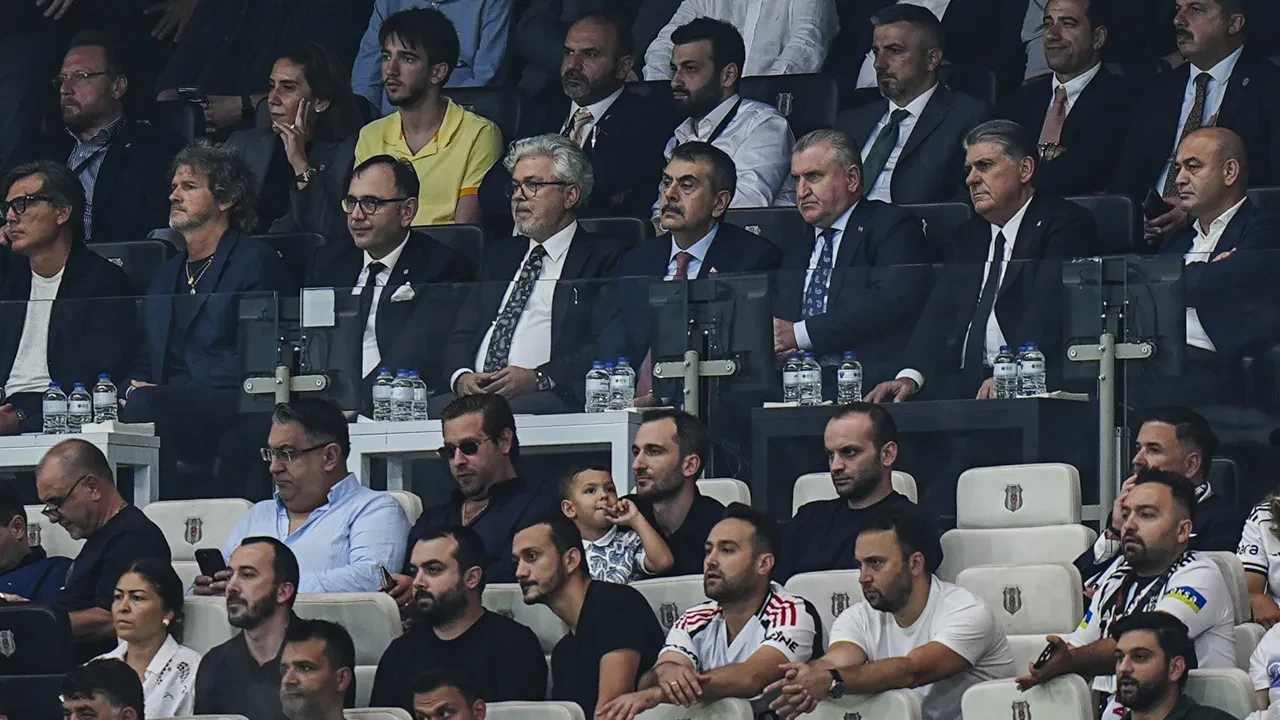 Beşiktaş UEFA Avrupa Ligi 3. eleme turu rövanş maçında Hradec Kralove'yi eleyip play-off'a yükseldi