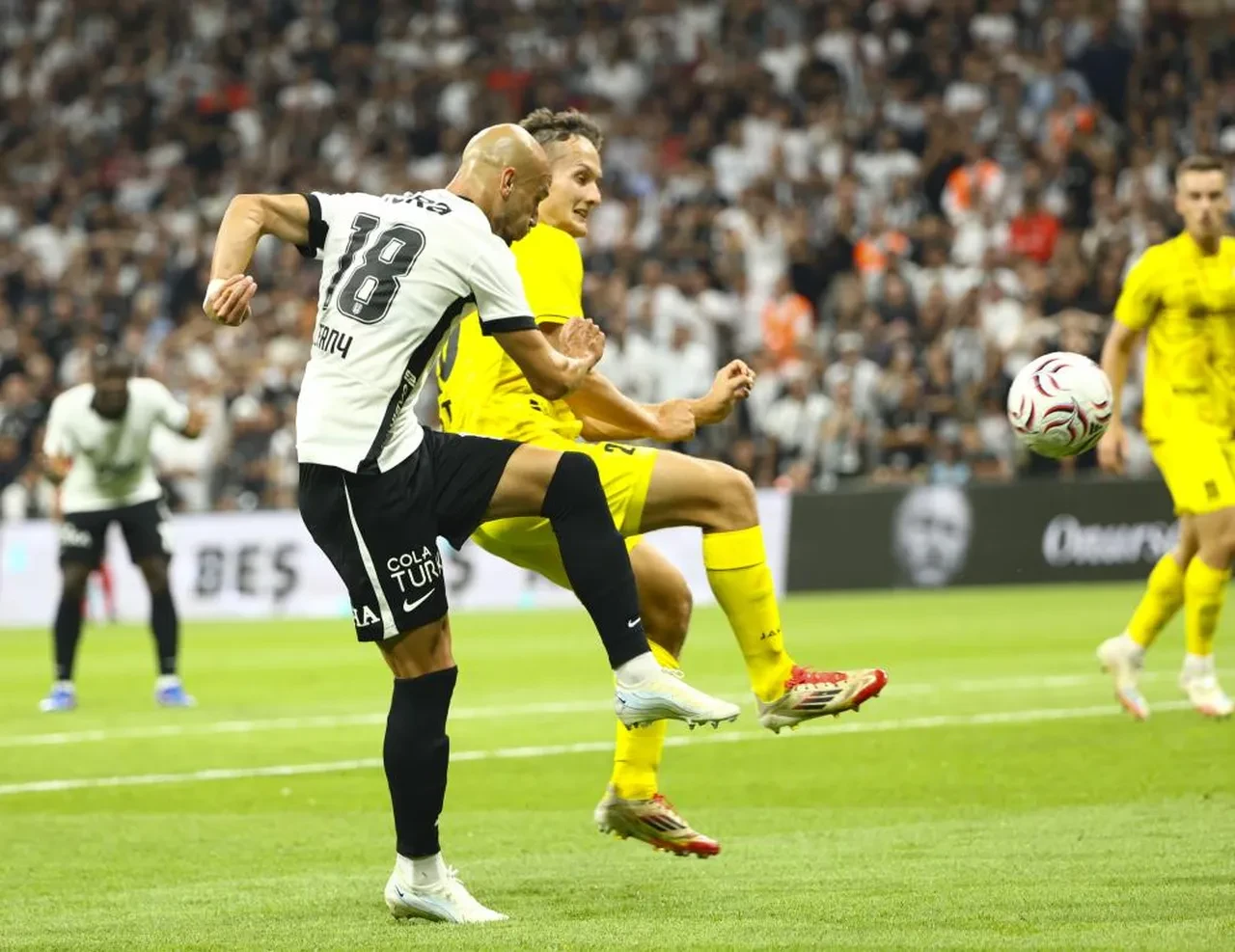 Beşiktaş UEFA Avrupa Ligi 3. eleme turu rövanş maçında Hradec Kralove'yi eleyip play-off'a yükseldi