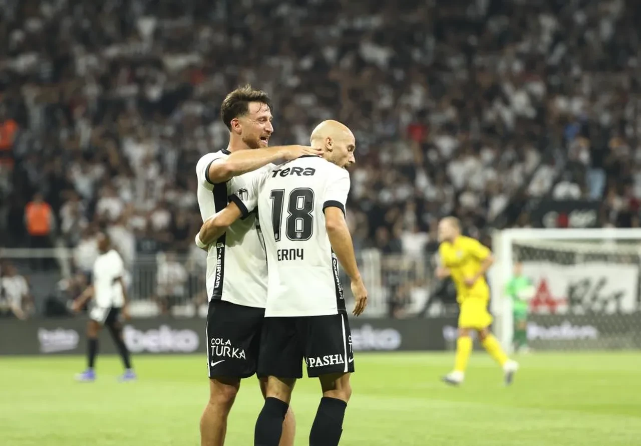 Beşiktaş UEFA Avrupa Ligi 3. eleme turu rövanş maçında Hradec Kralove'yi eleyip play-off'a yükseldi