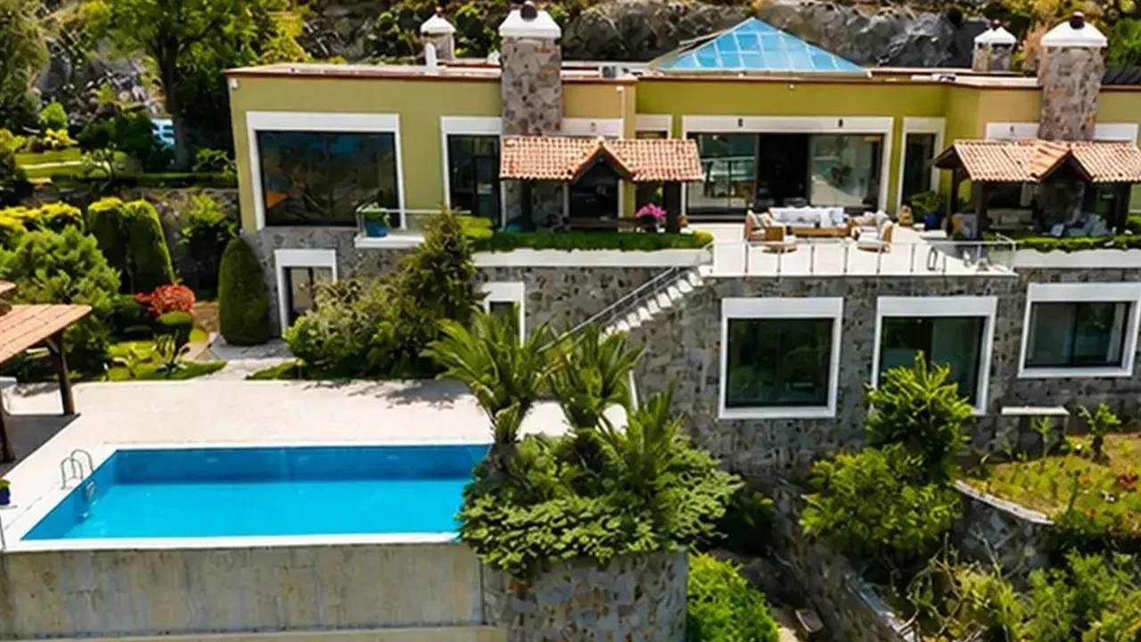 Bodrum'da satışa çıkarılan konağın fiyatı dudak uçuklattı! İçinde yok yok 