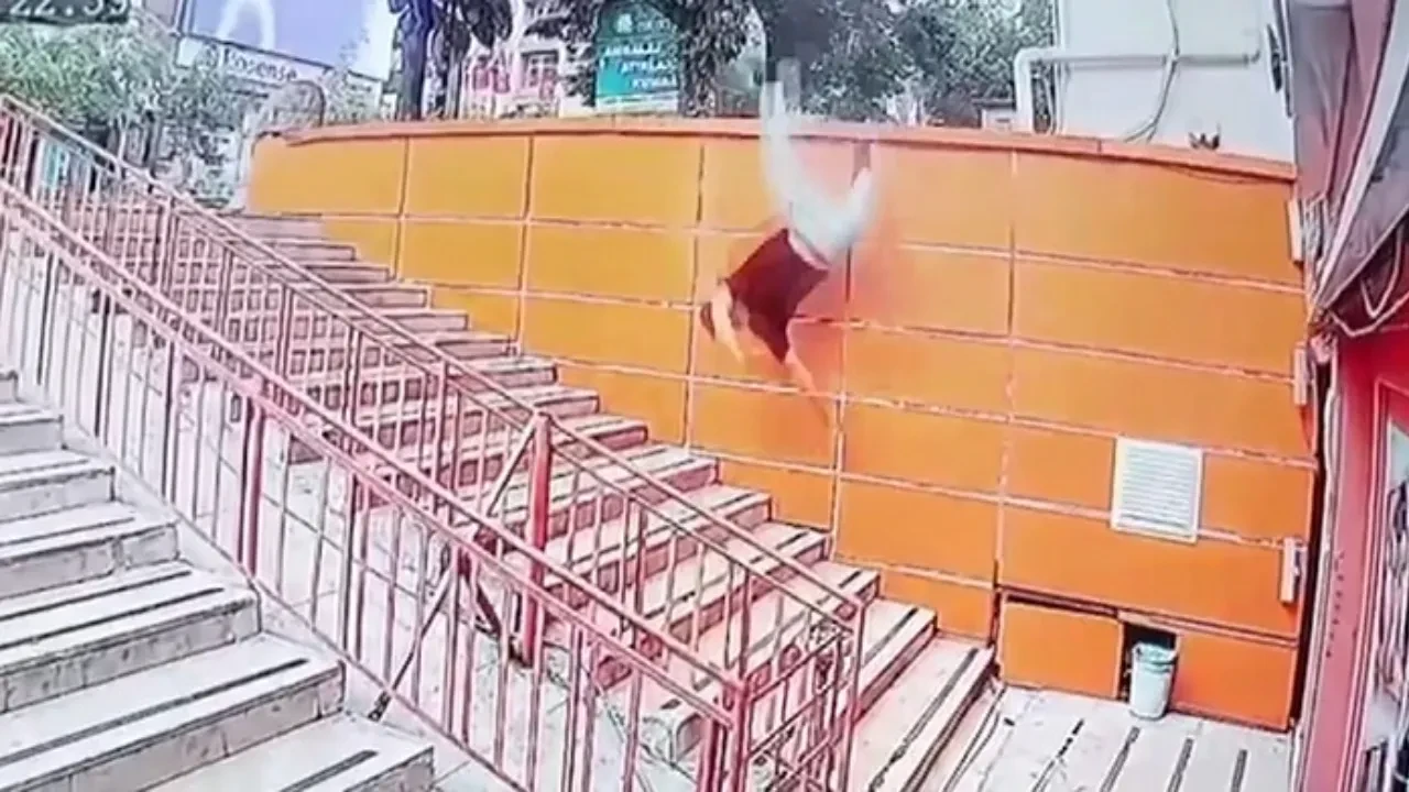 Dinlenmek için uzandı, metrelerce aşağı düştü! Feci kaza kameraya yansıdı