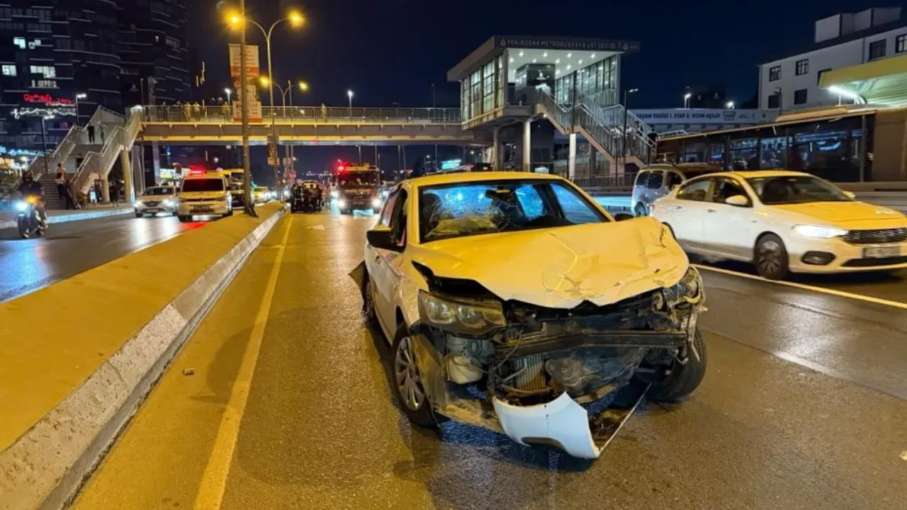 E-5 karayolu Yenibosna'da zincirleme kaza: Kontrolden çıkan araç iki otomobile çarptı, 3 yaralı!