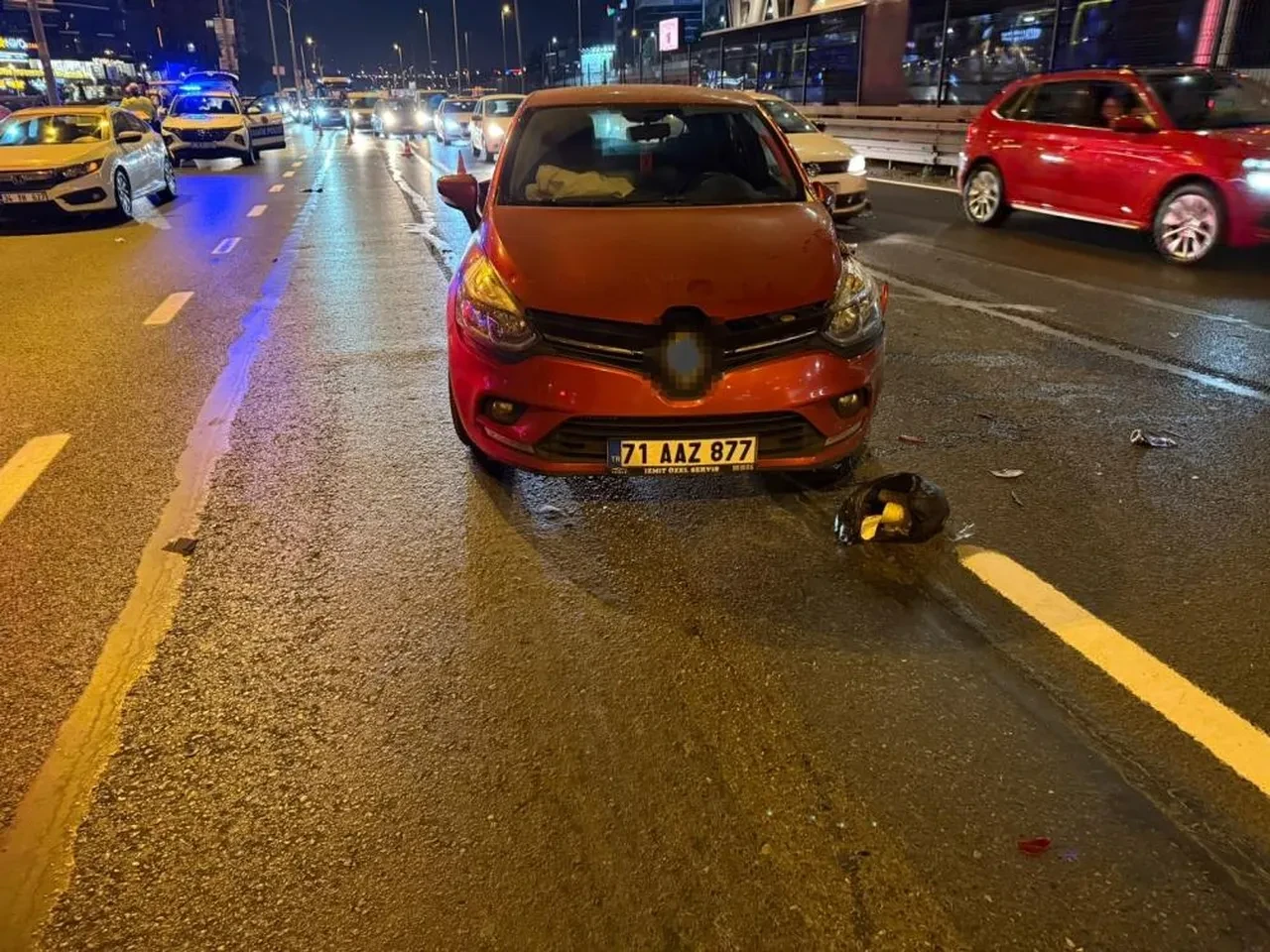 E-5 karayolu Yenibosna'da zincirleme kaza: Kontrolden çıkan araç iki otomobile çarptı, 3 yaralı
