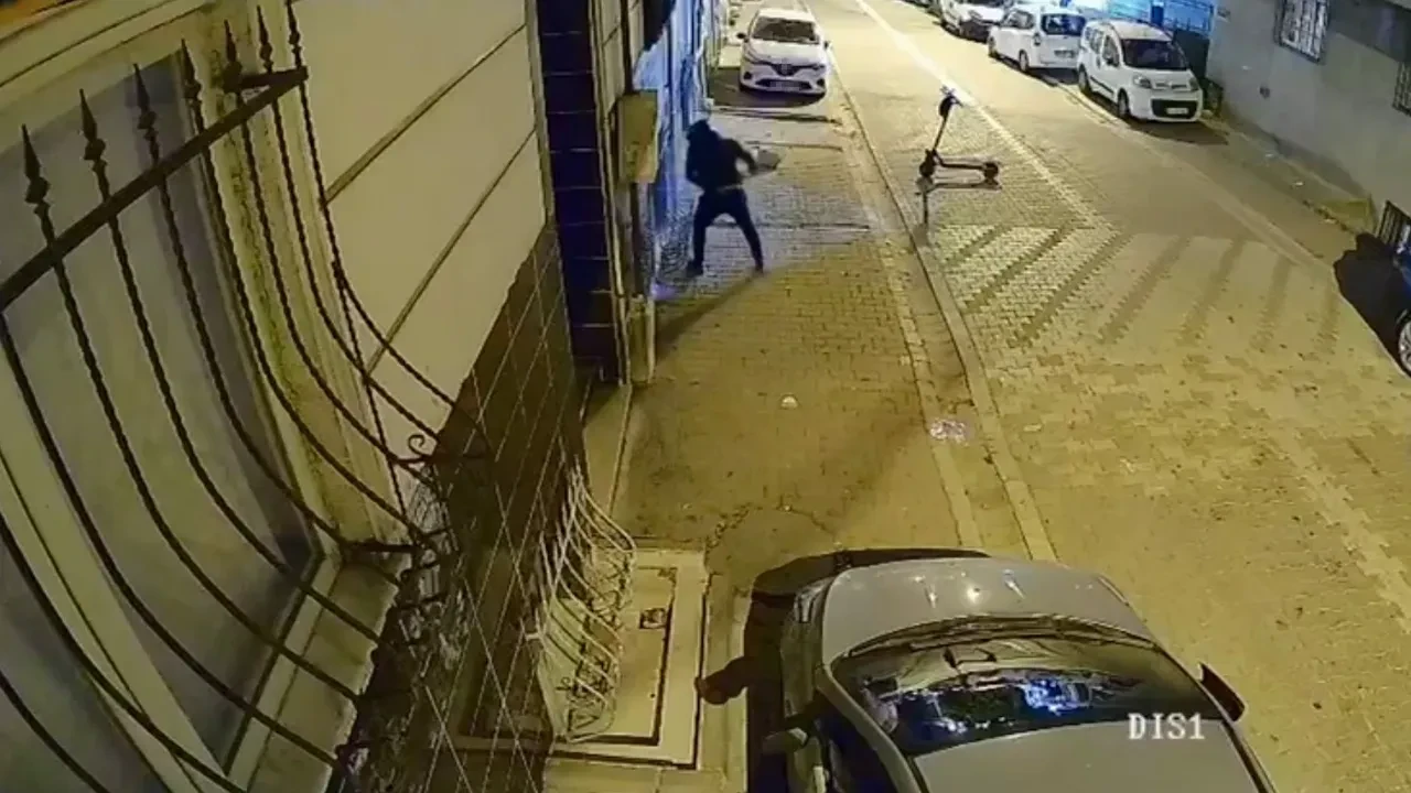 Esenyurt’ta eski sevgili terörü! Evin camlarını kırdı, binayı ateşe vermeye çalıştı