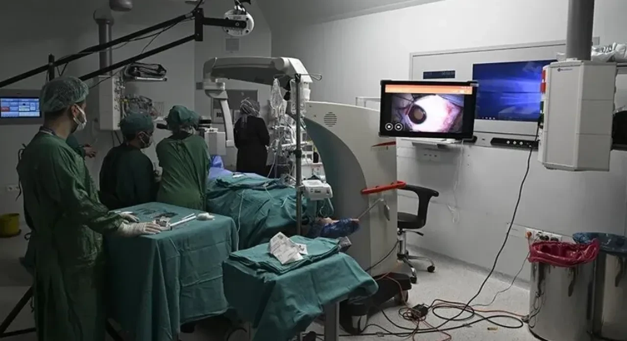 Gözü bozuk olanlar dikkat! Akıllı lens ameliyatında kritik detaylar ortaya çıktı!