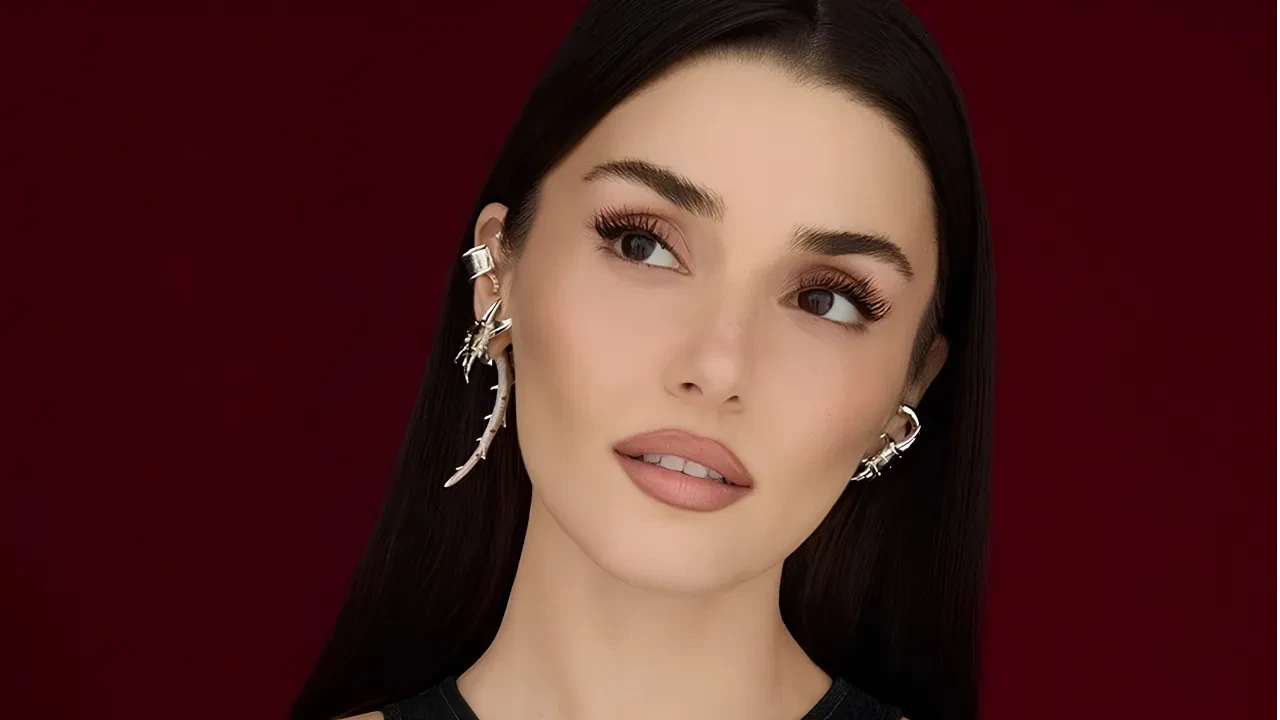 Hande Erçel'den kariyerinde sürpriz hamle! Senaryo yazarlığı için Londra'ya gidiyor
