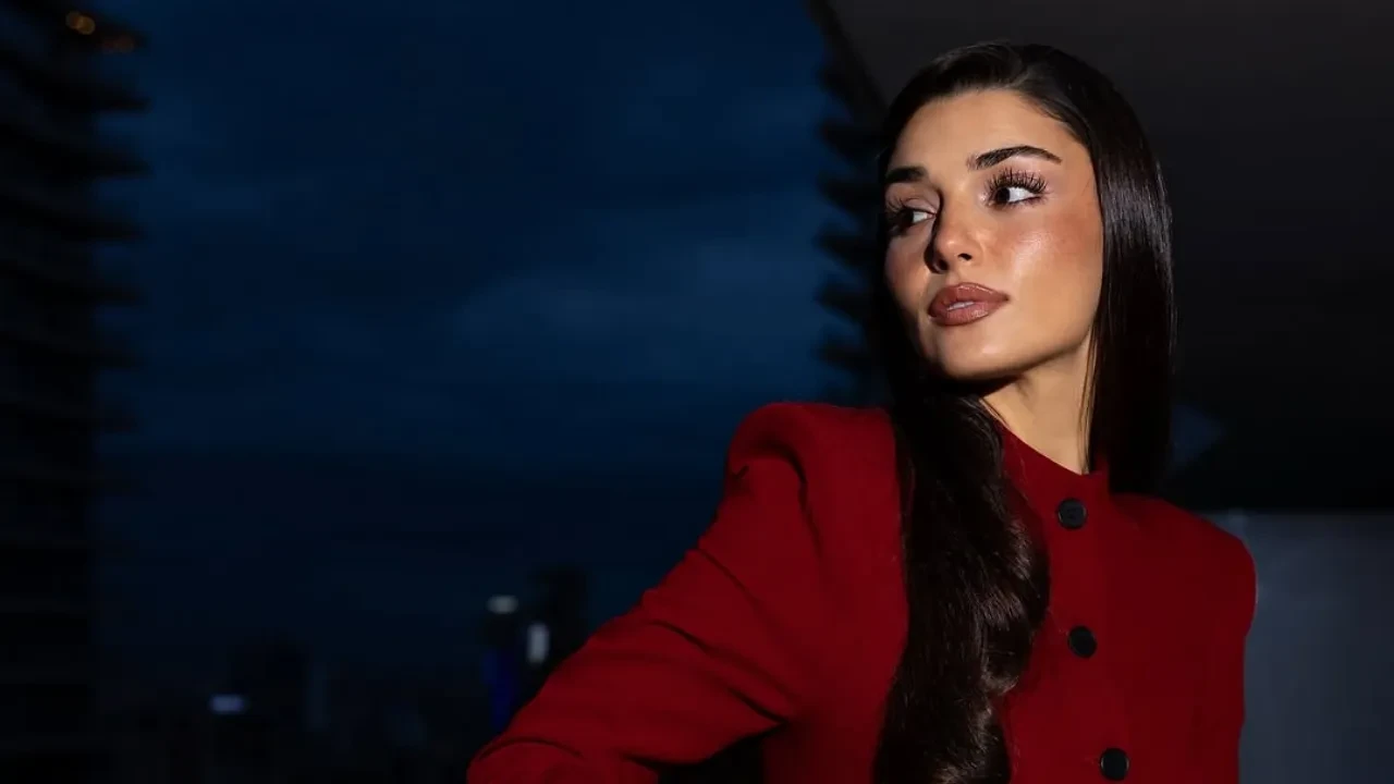 Hande Erçel'den kariyerinde sürpriz hamle! Senaryo yazarlığı için Londra'ya gidiyor