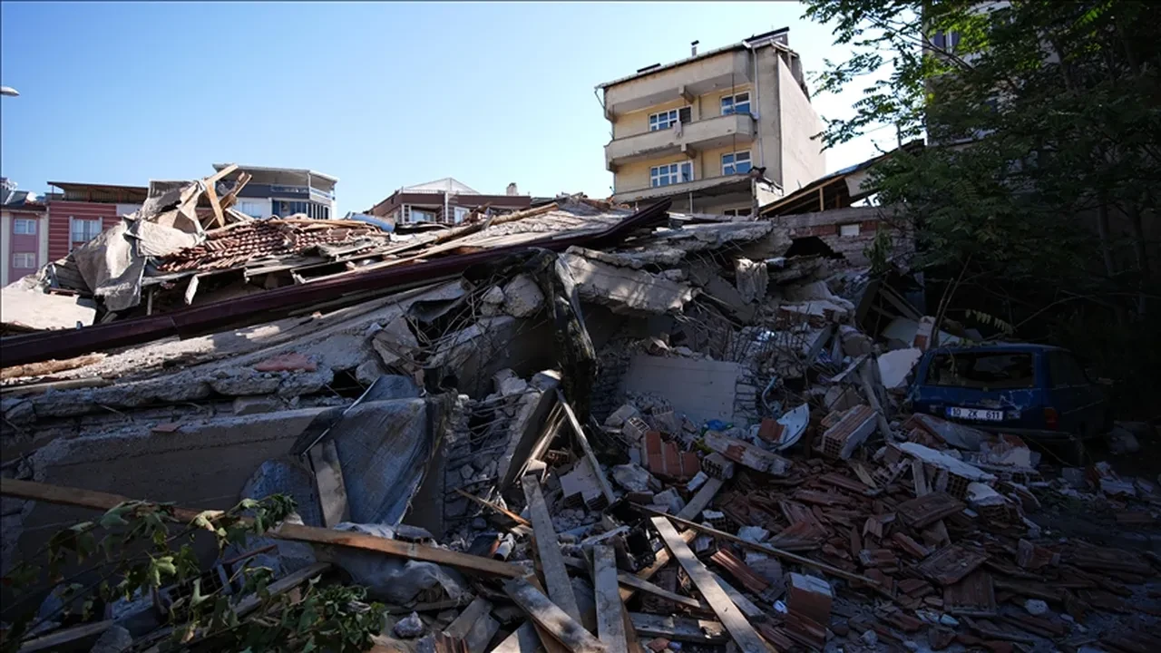 İşte en riskli bölge! Naci Görür’den 17 Ağustos’un yıldönümünde kritik deprem uyarısı