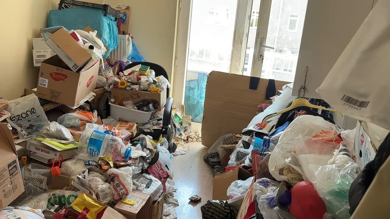 Kapısına "Rahatsız etmeyin" yazmıştı: Emekli profesörün iki dairesinden çıkanlar şaşkına çevirdi