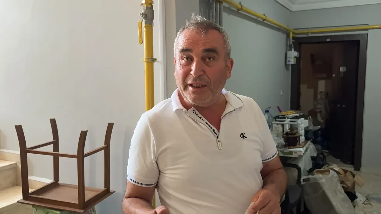 Kapısına "Rahatsız etmeyin" yazmıştı: Emekli profesörün iki dairesinden çıkanlar şaşkına çevirdi