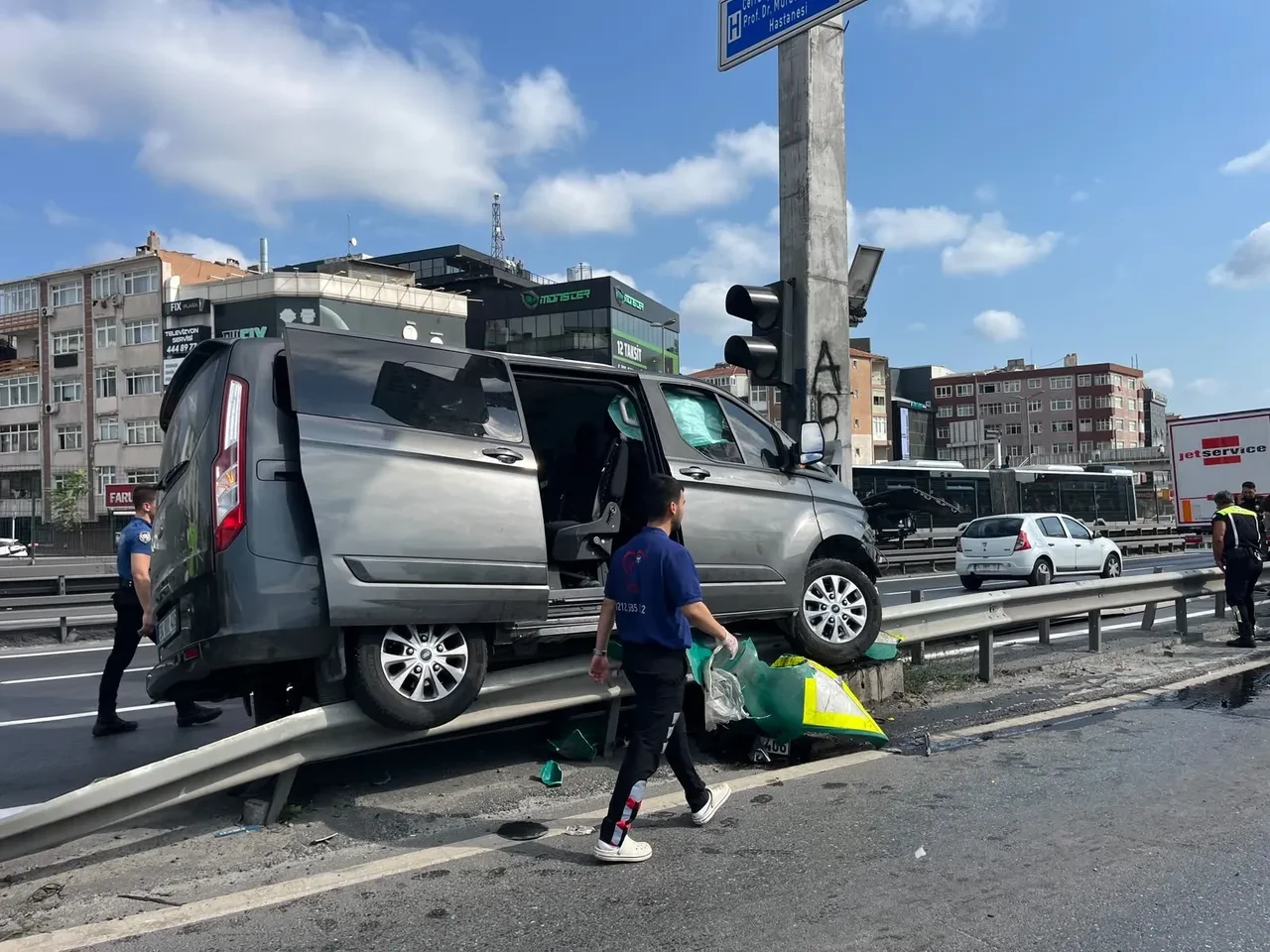 Küçükçekmece’de çocukları taşıyan araç kaza yaptı: 13 kişi yaralandı