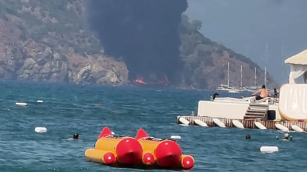 Muğla Fethiye'de gezi teknesi alev alev yandı: 115 kişi denize atladı