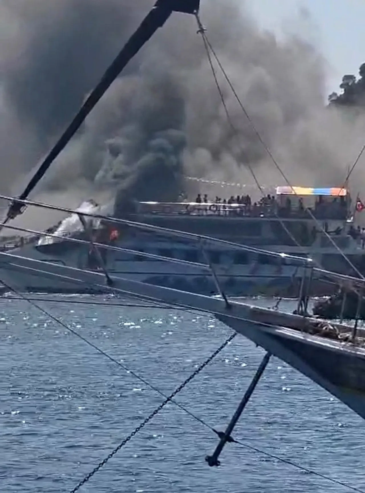 Muğla Fethiye'de gezi teknesi alev alev yandı: 115 kişi denize atladı