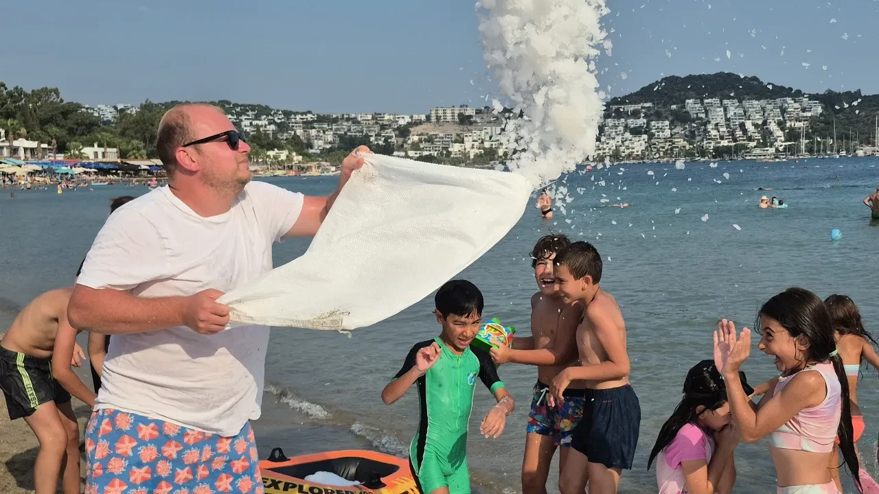 Plajda hem kar hem güneş keyfi! Sahile 2 ton buz döküldü