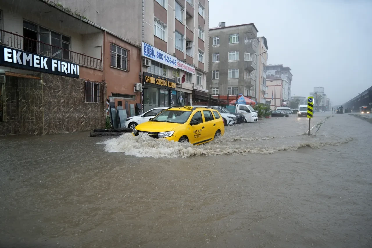 Samsun’da kuvvetli sağanak etkisi: Yollar göle döndü