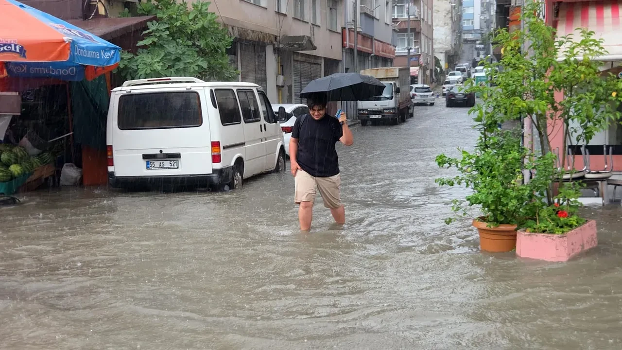 Samsun’da kuvvetli sağanak etkisi: Yollar göle döndü