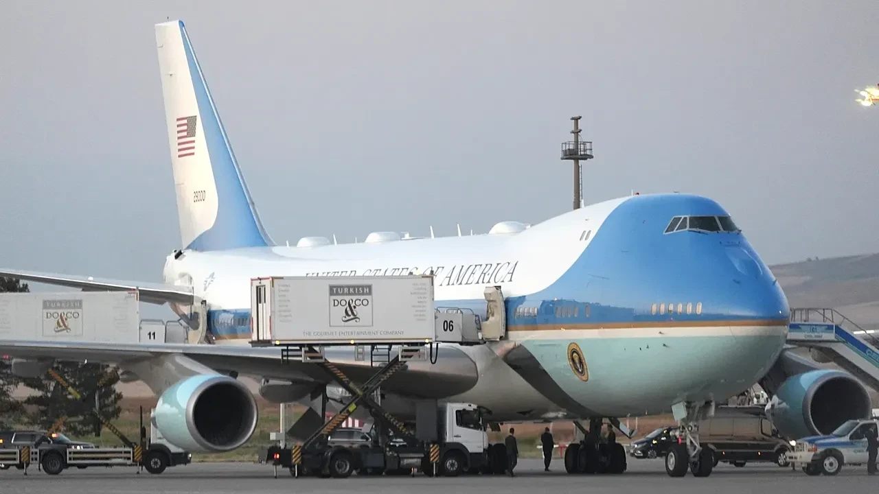 Trump bu kişileri gözden mi çıkardı? Tehdit altındaki uçaktaki bakanlar