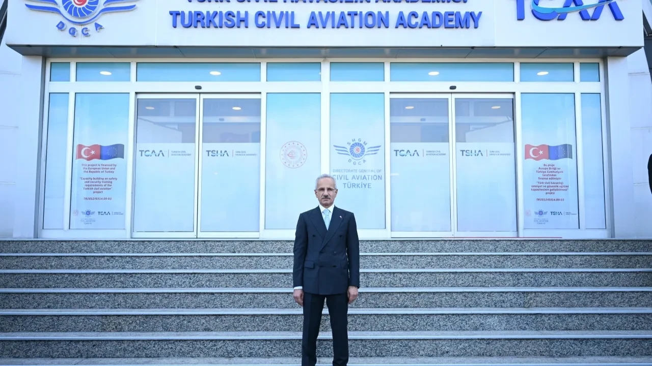 Uraloğlu açıkladı: Havalimanlarının yolcu kapasitesi 7 kat arttı