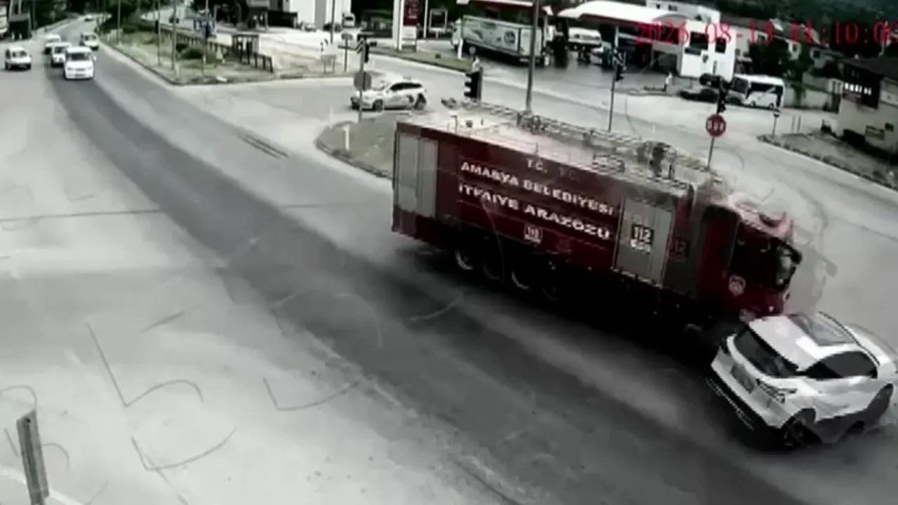 Yangına giden itfaiye aracı otomobille çarpıştı: Korkutan kaza kamerada