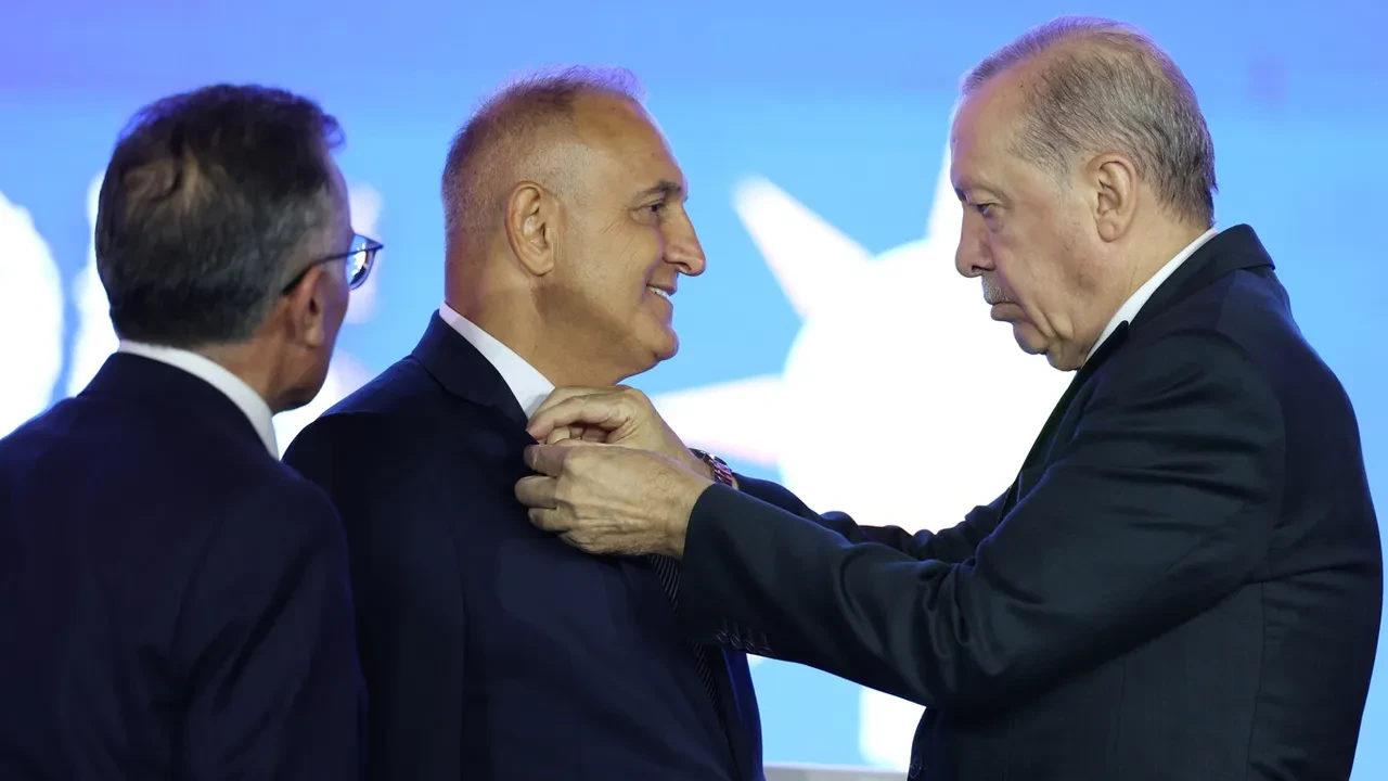 AK Parti'ye 3 milletvekili ve 7 belediye başkanı daha katıldı! Rozetlerini Cumhurbaşkanı Erdoğan taktı