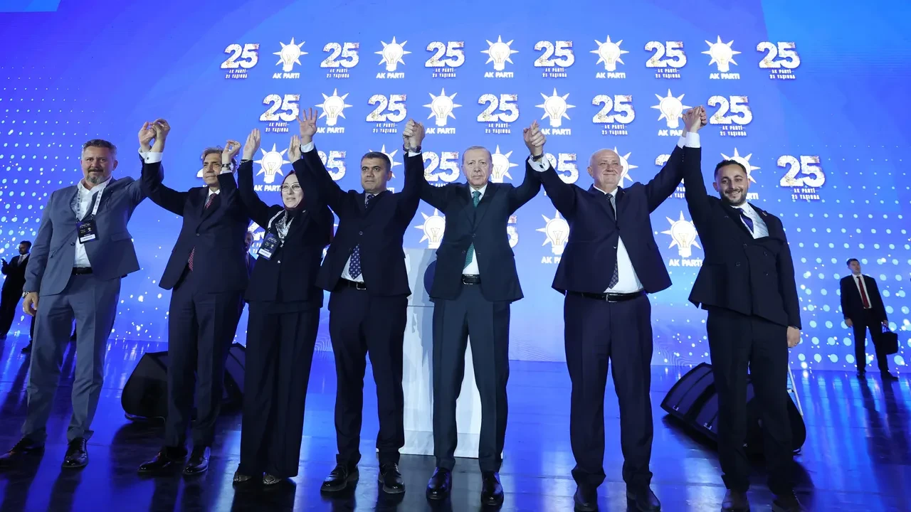 AK Parti'ye 3 milletvekili ve 7 belediye başkanı daha katıldı! Rozetlerini Cumhurbaşkanı Erdoğan taktı