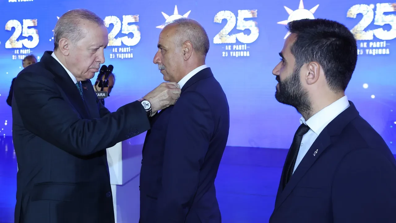 AK Parti'ye 3 milletvekili ve 7 belediye başkanı daha katıldı! Rozetlerini Cumhurbaşkanı Erdoğan taktı