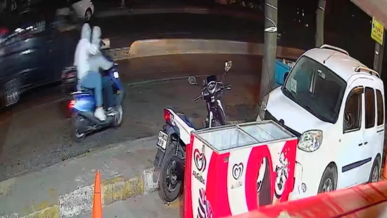 Beyoğlu’nda motosikletli 2 şüpheli markete kurşun yağdırdı: O anlar kameraya yansıdı