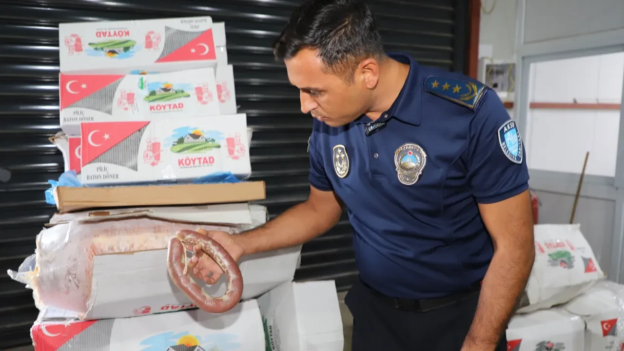 Depodaki bozuk ürünleri piyasaya süreceklerdi: Tavuk, döner, salam ve sucuklara el konuldu
