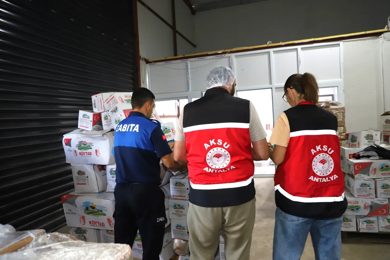 Depodaki bozuk ürünleri piyasaya süreceklerdi: Tavuk, döner, salam ve sucuklara el konuldu