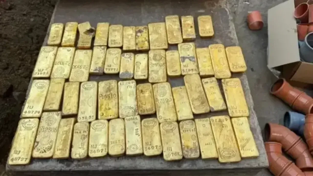 Duvarı yıkan işçiler neye uğradığını şaşırdı! Gizli bölmeden külçe külçe altın fışkırdı