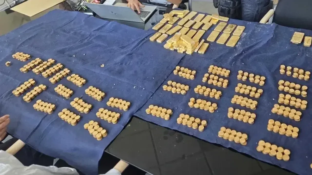 Duvarı yıkan işçiler neye uğradığını şaşırdı! Gizli bölmeden külçe külçe altın fışkırdı