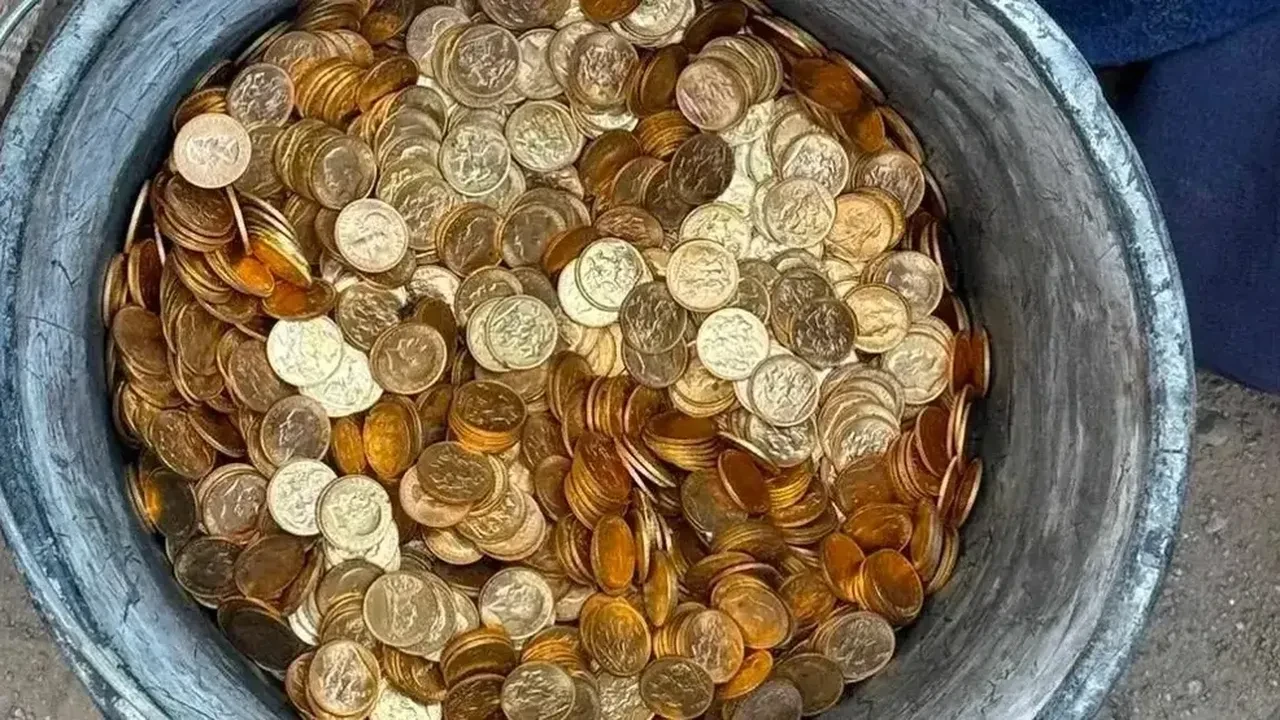 Duvarı yıkan işçiler neye uğradığını şaşırdı! Gizli bölmeden külçe külçe altın fışkırdı