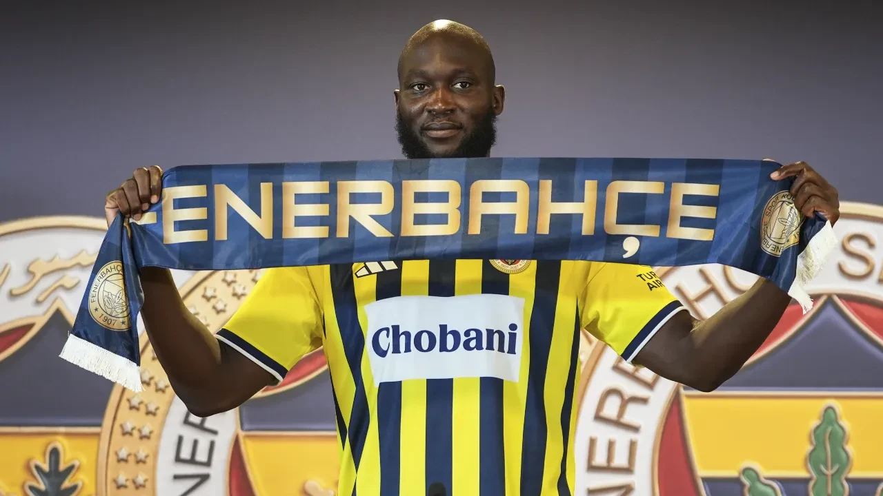 /spor/fenerbahcede-lukaku-icin-imza-toreni-duzenlendi-belcikali-golcuden-aciklama-burada-ol-3353462