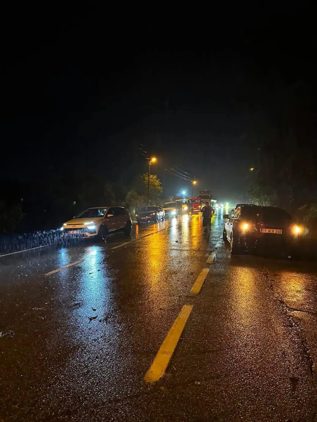 Giresun’da fırtına ve sağanak felaketi: Tirebolu-Doğankent yolu kapandı, HES taşkında zarar gördü