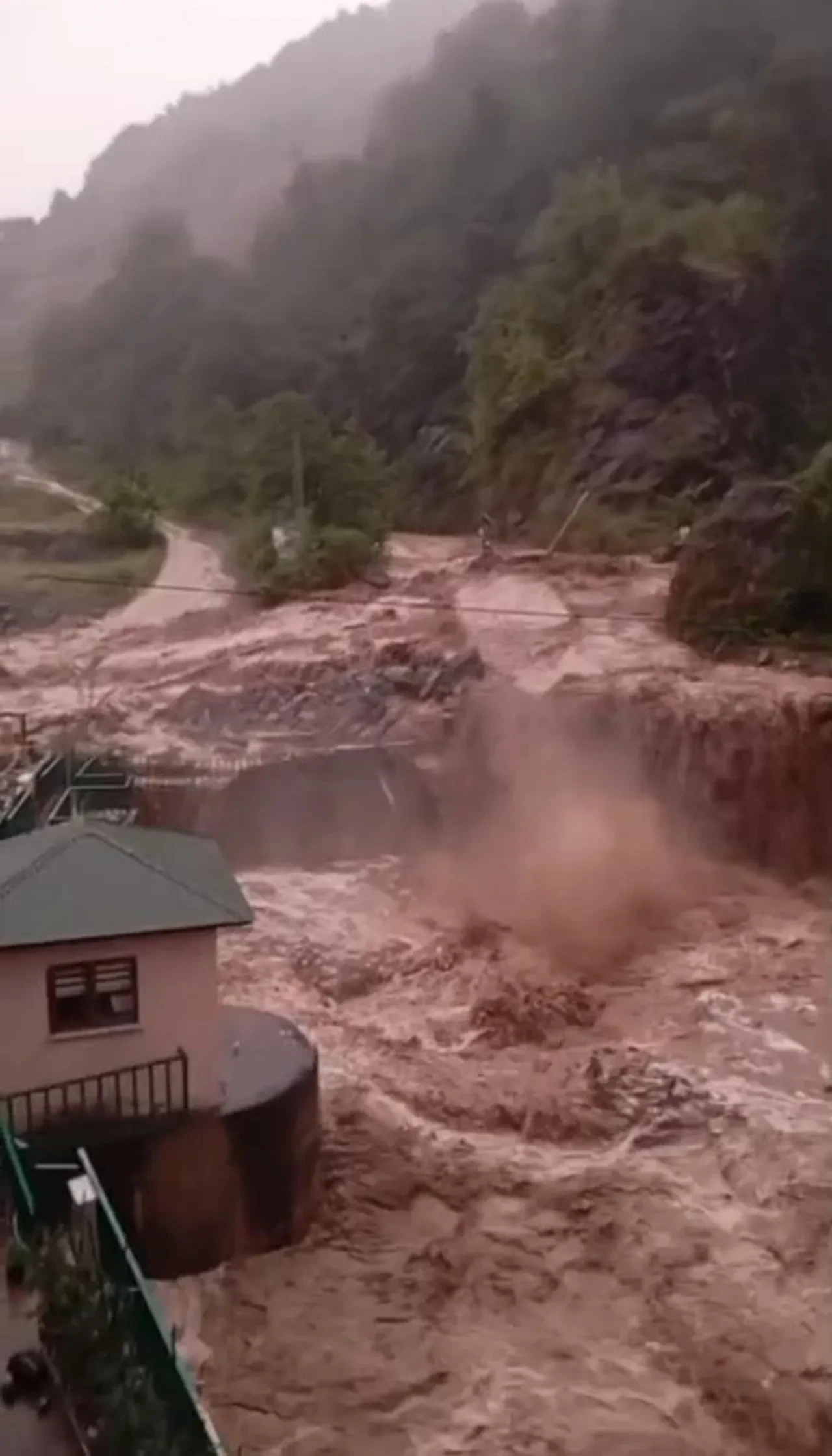 Giresun’da fırtına ve sağanak felaketi: Tirebolu-Doğankent yolu kapandı, HES taşkında zarar gördü