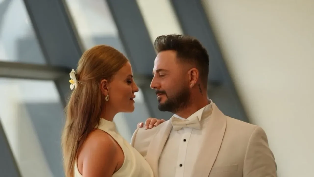 Gökhan Özen 15 yaş küçük sevgilisi Naz Canbazla evlendi! Yüzündeki botoks dikkatlerden kaçmadı